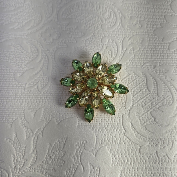 VINTAGE Green Vaseline Uranium Glass Rhinestone Layered Brooch Glow Flower Pin - Picture 3 of 8